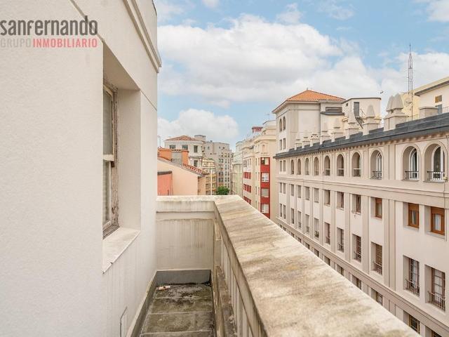 Ático en venta en Santander, Centro Ayuntamiento. Piso céntrico junto a la Plaza Pórticada de Santander. Áticos.
