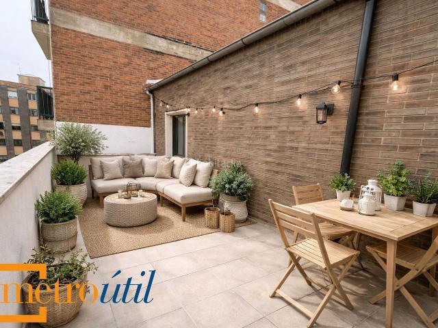 Ático en venta en Salamanca, San Bernardo. ÁTICO TOTALMENTE REFORMADO JUNTO A LA AVENIDA VILLAMAYORÁTICO CON 20M DE TERRAZA. Áticos.