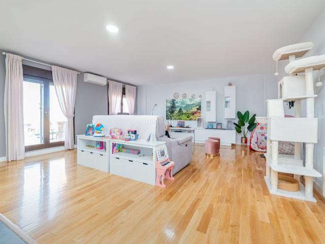 Ático en venta en Seseña, El Quiñón. EN VENTA: ESPECTACULAR ÁTICO CON DOS TERRAZAS, PISCINA COMUNITARIA Y GARAJE EN EL QUIÑÓN SESEÑA. Áticos.