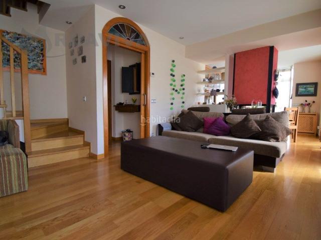 Ático en venta en Seu d´Urgell La. Ático dúplex con encanto, luz natural y chimenea en el corazón de La Seu dUrgell. Áticos Seu d´Urgell.
