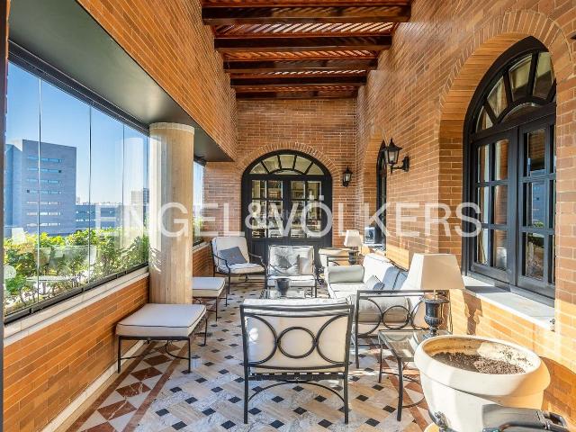 Ático en venta en Sevilla, Parque María Luisa Giralda Sur. EXCLUSIVA PROPIEDAD DE AUTOR EN EL PORVENIR CON PISCINA PRIVADA Y 3 PLAZAS DE GARAJE. Áticos.