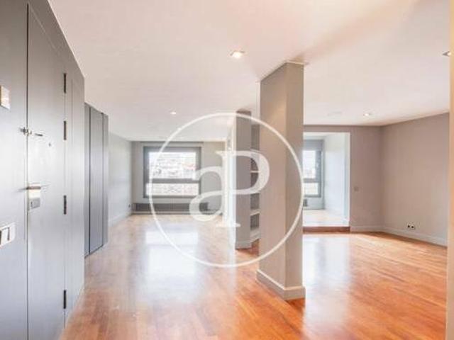 Ático en alquiler de dos habitaciones en frente de Turó Park
