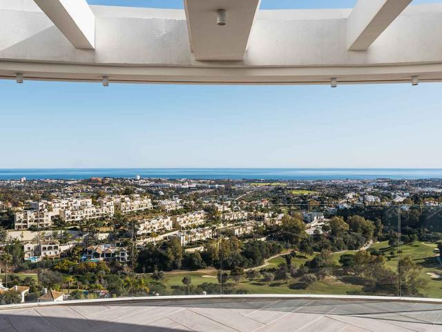 Ático en Benahavís con vistas panorámicas al mar en venta