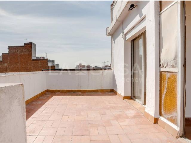 Ático en finca con ascensor, dos terraza privadas y luz natural todo el día