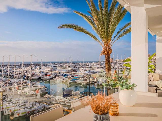 Ático en Puerto Banús en primera línea con vistas panorámicas en venta