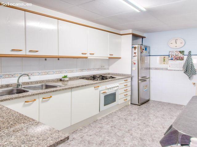 Ático en Roses con terraza privada de 46 m2 y vistas a la montaña