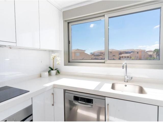 Ático Exclusivo con Vistas al Mar en Venta – La Zenia