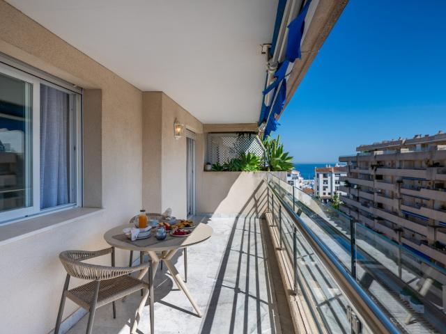 ÁTICO EXCLUSIVO CON VISTAS AL MAR Y A GIBRALTAR EN PUERTO BA. 110m² Marbella