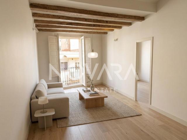 Ático Exclusivo a REFORMAR con Terraza Privada de 51 m2 junto a Plaza Universitat!