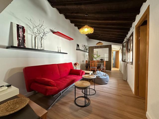 Ático exclusivo de dos dormitorios con encanto, luz y terraza en pleno Casco historico