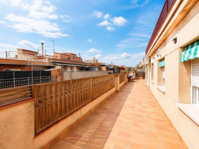 ÁTICO EXCLUSIVO Y ESQUINERO EN PLENO CENTRO, CON GRAN TERRAZA A PIE DE COMEDOR Y VISTAS DESPEJADAS