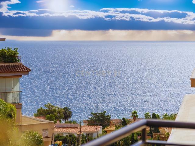 Ático Icónico planta 5 con Terraza en la Azotea y Espectaculares Vistas al Mar y a las Montañas en el Corazón de Calpe – ¡Listo para Mudarse!