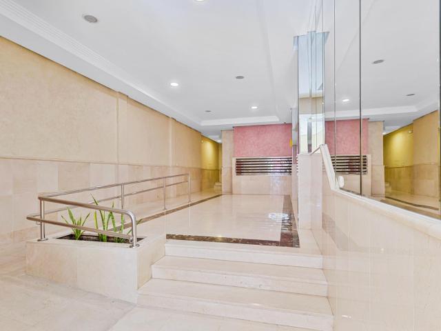 Ático luminoso con gran terraza, solárium privado y plaza de aparcamiento