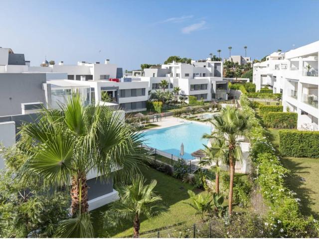 Ático moderno y espacioso de 2 dormitorios en Estepona