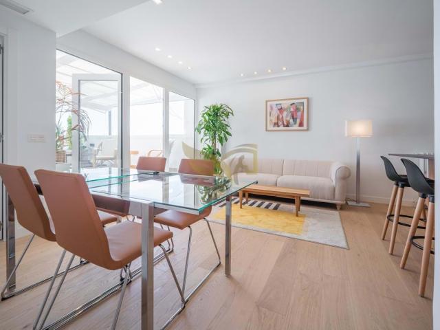 Ático reformado con terraza de ensueño y diseño contemporáneo