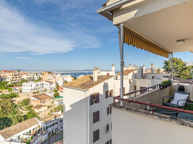 Ático reformado de tres habitaciones con balcón y dos plazas de parking en La Bonanova, Palma