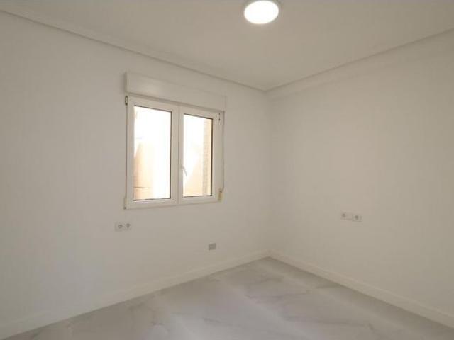 Ático reformado orientado al este en Cabo Roig con terraza privada y vistas al mar