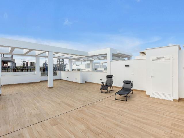 Ático seminuevo con solárium privado, vistas al mar y Laguna. 72m² Los Balcones