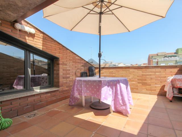 ÁTICO SEMINUEVO CON TERRAZA, PARKING Y TRASTERO