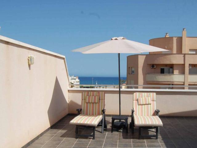Aticon con gran terraza y vistas al mar