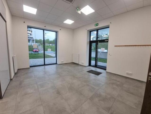 Atrakcyjny nowoczesny lokal, parter witryny, parking