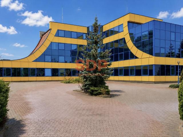 Atrakcyjny budynek biurowy z dużą działką i parkingiem