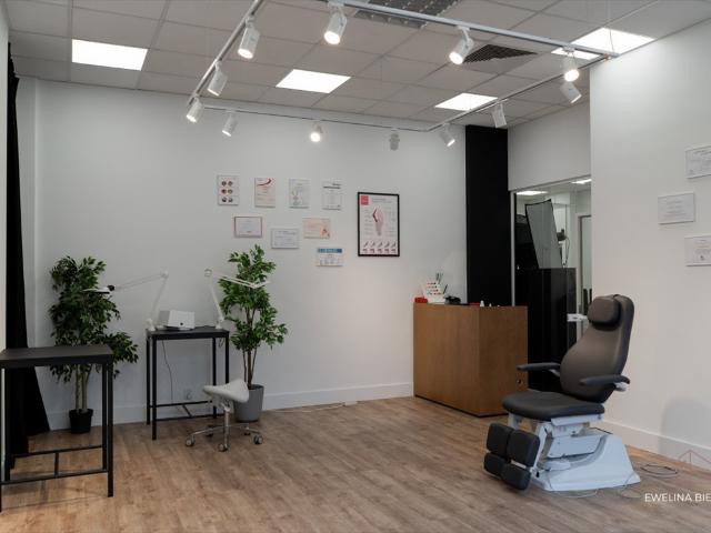 Atrakcyjny lokal usługowy 167 m² z witrynami i wysokimi sufitami