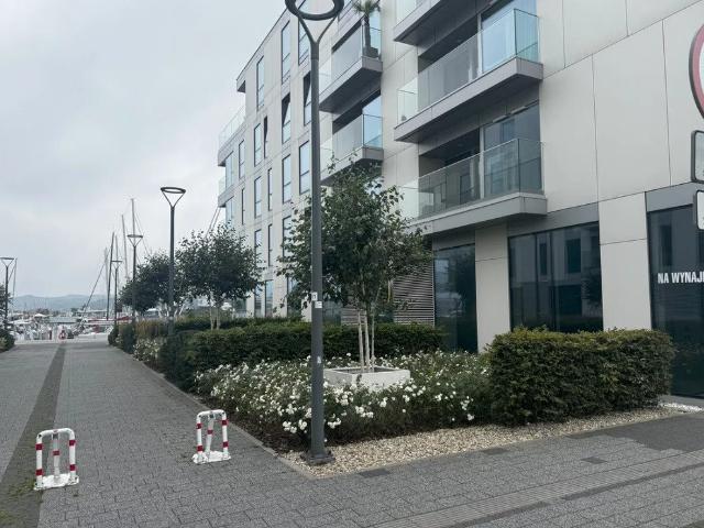 Atrakcyjny lokal w Yacht Park Marina z widokiem na marinę