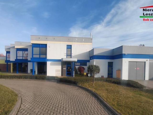 Atrakcyjny lokal 68 m² z dużymi oknami i parkingiem