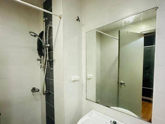 Attached Bath. Condo. Car Park, Master Room at Taman Serdang Raya, Seri Kembangan