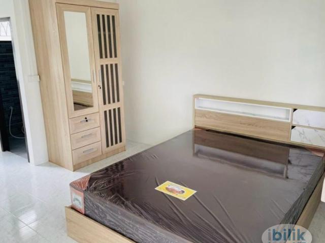 Attached Bath. Condo. Car Park, Master Room at Taman Serdang Raya, Seri Kembangan
