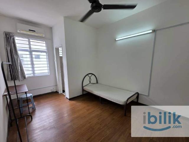 Attached Bathroom ‼️‼️‼️Kota Kemuning Middle Room to Rent