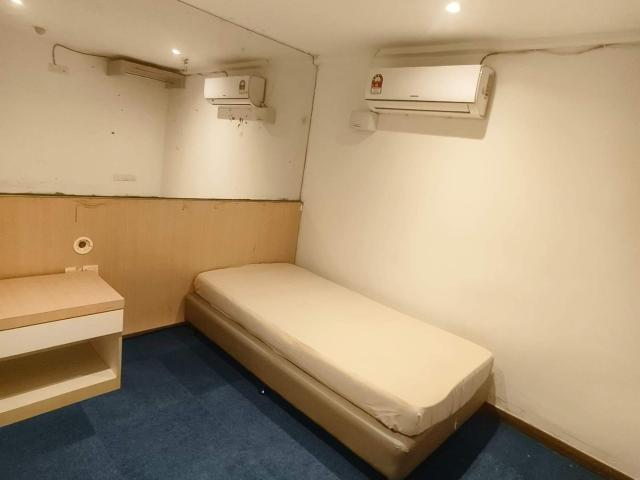 Attached bathroom lrt pudu 8 minutes LRT Chan Sow Lin 15 minutes