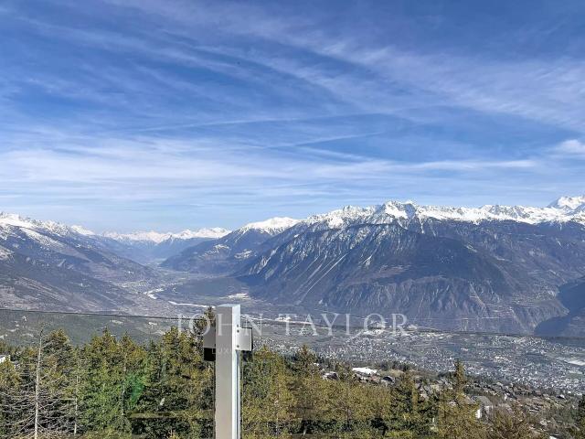Attic flat with 6.5 rooms on sale in Crans Montana 420 m² | dreamo. Ch