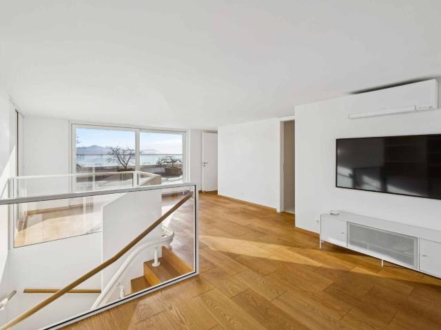 Attic flat with 9.5 rooms on sale in Pully 430 m² | dreamo. Ch