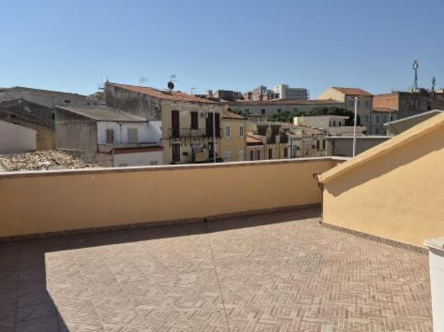 Attico con ampio terrazzo centralissimo