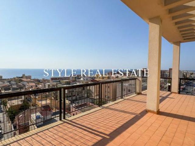 Attico con terrazza perimetrale e vista mare