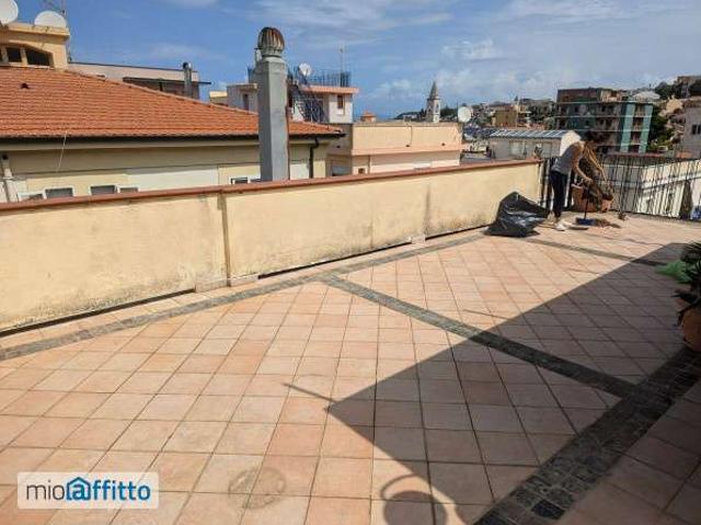 Attico arredato con terrazzo Centro