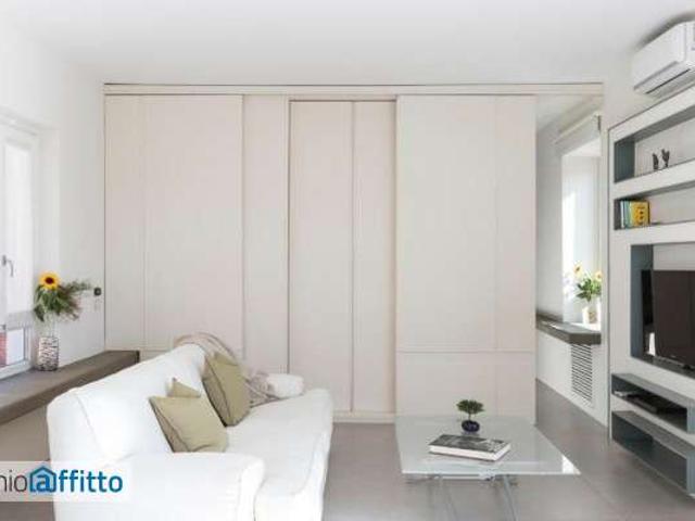 Attico arredato con terrazzo Chiaia