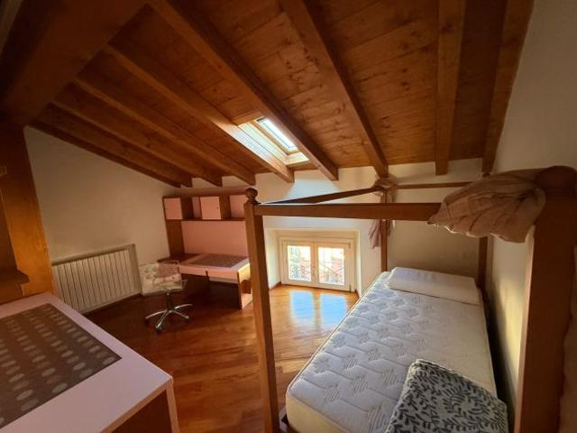 Attico arredato in centro – 4 posti letto, 2 bagni, terrazza, centro storico