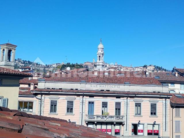 Attico buono stato, 130 m², Centro, Bergamo