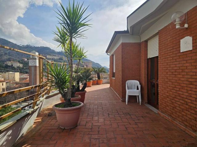 Attico di prestigio in vendita Viale Eugenio Chiesa, 21, Massa, Toscana