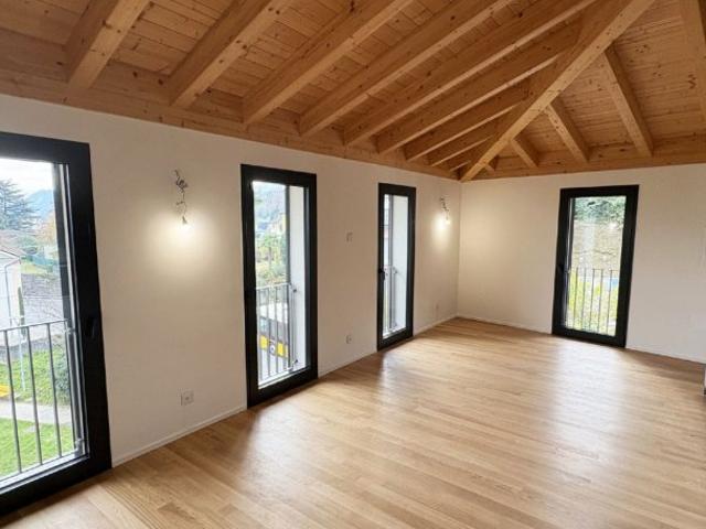 Attico Esclusivo con Vista Lago a Pura Comfort Moderno in Posizione Idilliaca