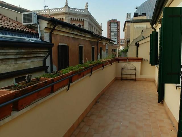 Attico Esclusivo in Affitto nel Cuore di Padova Zona Piazze