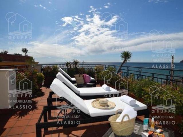 Attico fronte mare con terrazzo, solarium e posto auto – affitto annuale