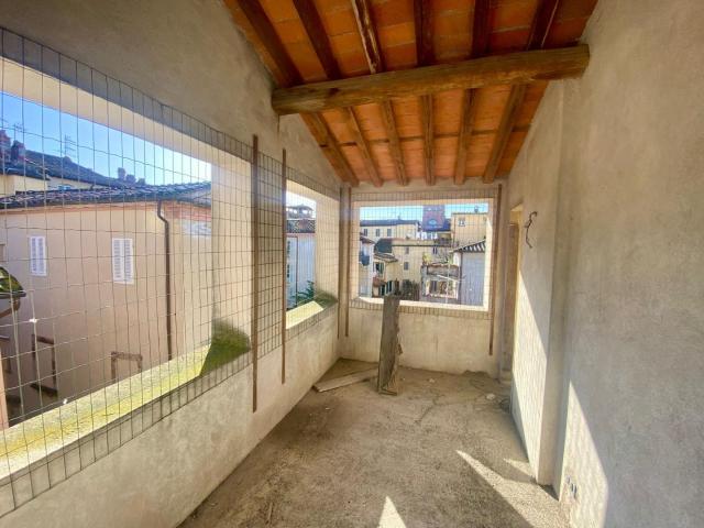 Attico in vendita a Centro storico Lucca in Da ristrutturare composto da 7vani