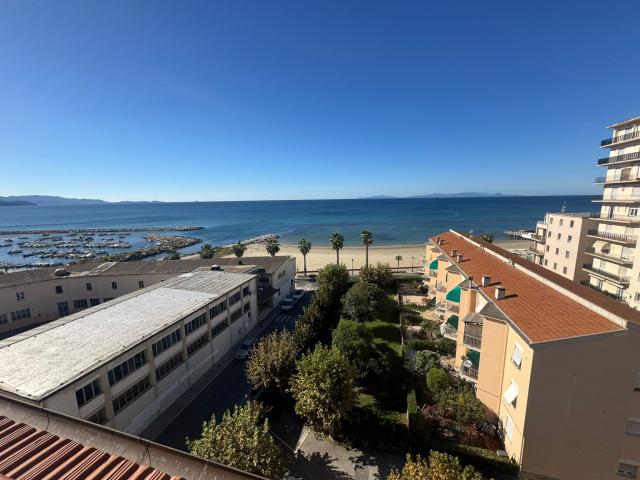 ATTICO in VENDITA a FOLLONICA CENTRO di 6 vani