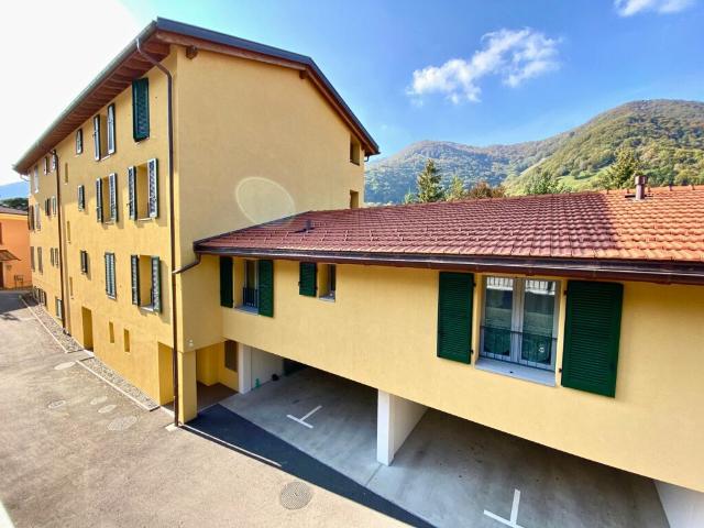 Attico moderno di 3.5 locali con balcone, vista e due posti auto