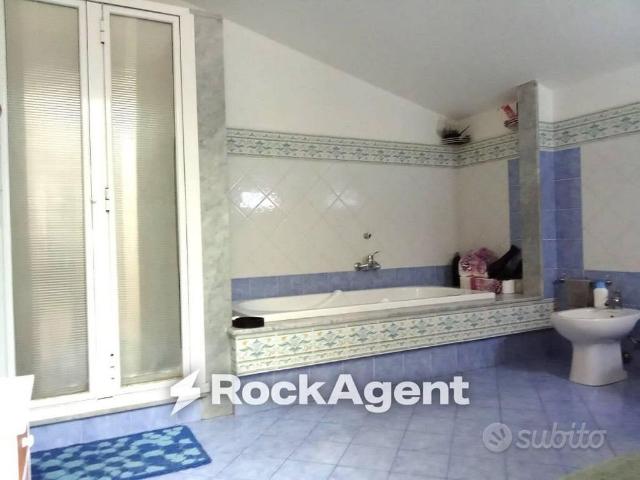 Attico / Mansarda di 121 m² con 3 locali a Villaba