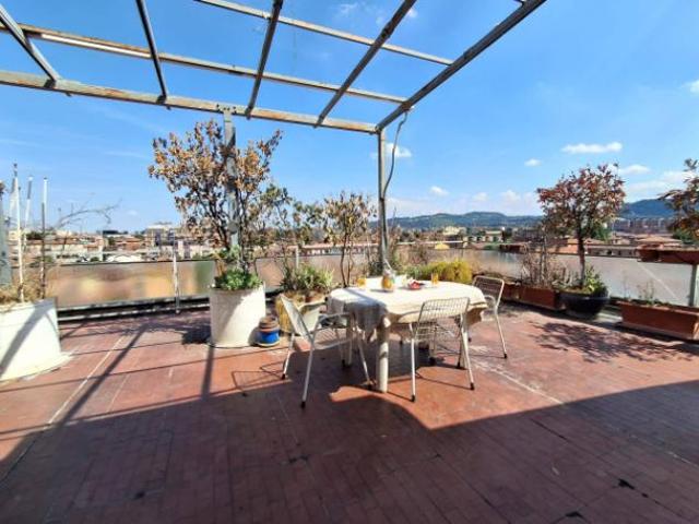 Attico / Mansarda di 136 m con 4 locali in vendita a Bologna